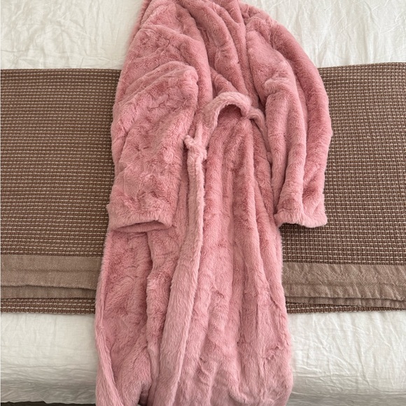 Elegant Pink Fleece Robe - Picture 2 of 3